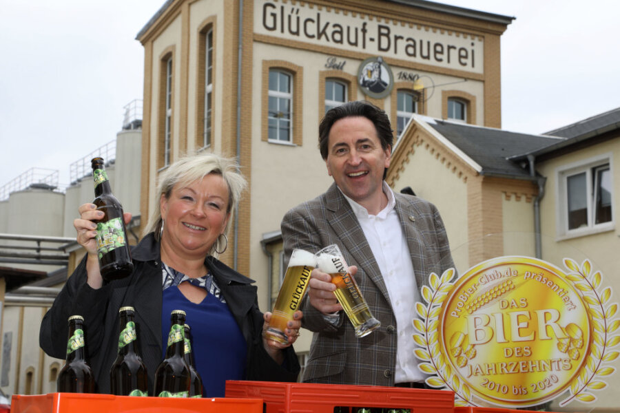 "Bier des Jahrzehnts" kommt aus der Glückauf-Brauerei in Gersdorf - Frank Winkel vom ProBier-Club.de aus Lünen überbrachte Brauereichefin Astrid Peiker die Urkunde.