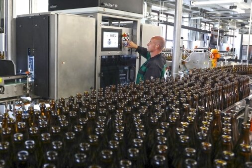 Bier fließt nur in gut geprüfte Flaschen - Mitarbeiter Steffen Krämer bedient in der Zwickauer Mauritius Privatbrauerei den neuen Flascheninspektor, der gut 30.000 Mehrwegflaschen pro Stunde vor den Befüllen penibel prüft. 