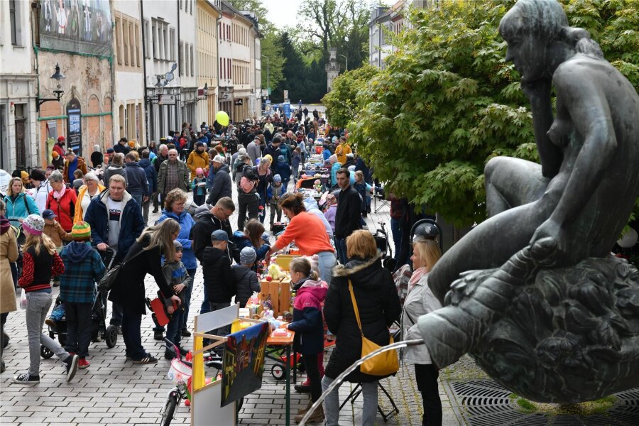 Bier in Penig, Frühlingsfest in Freiberg und KI in Mittweida: Das hat das Wochenende für Ausflügler zu bieten - Das Frühlingsfest in Freiberg bietet unter anderem einen Kinder-Koffer-Flohmarkt.