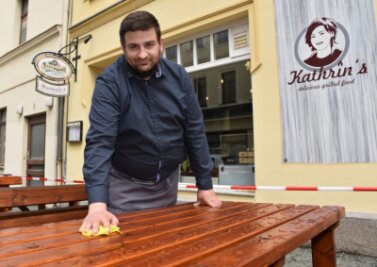 Biergärten im Vogtland öffnen - Bei Kathrin's in Oelsnitz kann man wieder draußen sitzen: Karsten Thumser bereitet alles vor. 