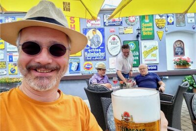 Biergärten in Mittelsachsen: Das sind unsere vier Geheimtipps - Ein gutes Glas Bier im Kreller-Biergarten gönnt sich ab und an Redakteur Wieland Josch.