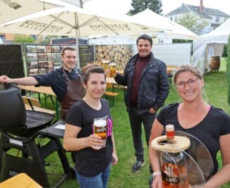 Biergärten lassen keine Zeit verstreichen - Karsten Bonitz (rechts hinten) will 0.01 Uhr den Biergarten seines Restaurants "Zum Adam" in Zwickau-Planitz für Gäste öffnen. 