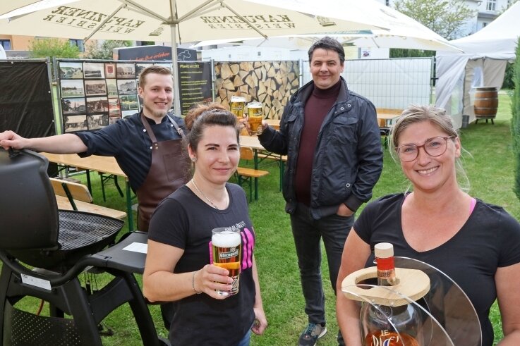 Karsten Bonitz (rechts hinten) will 0.01 Uhr den Biergarten seines Restaurants "Zum Adam" in Zwickau-Planitz für Gäste öffnen. 
