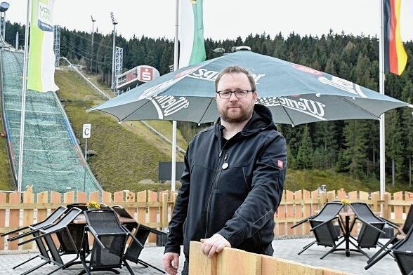 Biergarten in der Vogtland-Arena öffnet - Arena-Mitarbeiter Christian Möckel freut sich über das neu gestaltete Ambiente. 