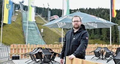 Biergarten in der Vogtland-Arena öffnet - Arena-Mitarbeiter Christian Möckel freut sich über das neu gestaltete Ambiente. 