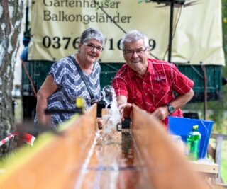 Bierrutsch-Premiere beim Teichfest - Dietmar Groß aus Pleißa hat mit seiner Lebensgefährtin viel Spaß beim Bierrutschen. Zum 54. Teichfest in Dürrengerbisdorf fand der Gaudi-Wettkampf erstmals statt. Es gab 500 Starter und mehrere Sieger. 