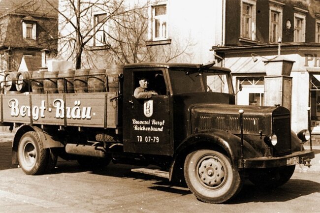 Bierstreit: Hoffnung für Chemnitzer Traditionsmarke "Bergt-Bräu" - Ein Bierlastwagen der Reichenbrander Traditionsbrauerei Bergt. Die Aufnahme stammt aus den frühen Jahren der DDR. Später verlor die Brauerei ihre Eigenständigkeit. Damit verschwand auch der Name "Bergt-Bräu" für längere Zeit. 