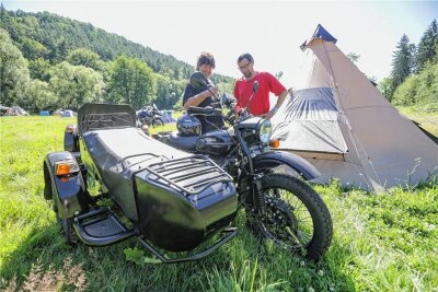 Biker bevölkern Ufer der Zschopau - Schnappschuss vom 31. Moto-Camp: Marcel Wunderling aus der Schweiz (rechts) und Vereinschef Frank Lapat.