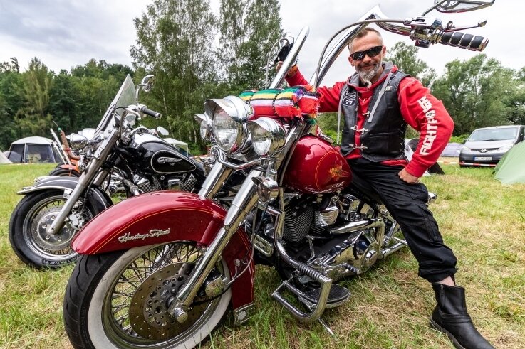 Biker feiern Party am Zschopaustrand - Der ganze Stolz von Sebastian Winterling (44) aus Hainichen ist seine Harley Davidson Heritage Softail aus dem Jahr 1995. 