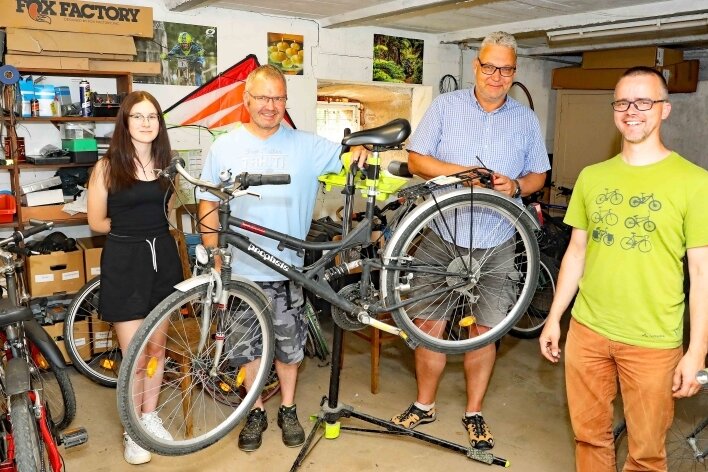 Biker-Projekt in Beiersdorf hat Fahrt aufgenommen - Frieda Müller, Udo Seidel und Matthias Bittrich (v. l.) halten die Schrauberwerkstatt am Laufen. Andreas Virginas (r.) freut sich über das Engagement.