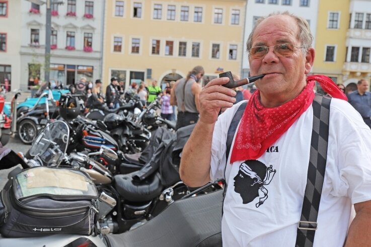 Biker sammeln Geld für Krebshilfe - Joachim Möhler ist mit 72 Jahren der älteste Teilnehmer an der Biker-Ausfahrt gegen Krebs. 