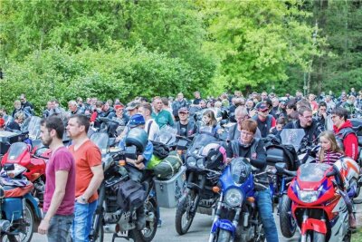 Biker schlagen am Rätzteich bei Marienberg ihre Zelte auf - Der Motorradfahrergottesdienst lockt stets hunderte Teilnehmer an. 