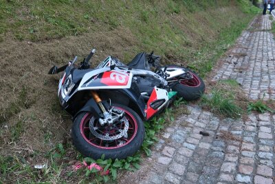 Biker stirbt nach Unfall mit Radfahrer - B 283 bei Schönheide mehrere Stunden gesperrt - Bei einem Unfall auf der B 283 zwischen Morgenröthe-Rautenkranz und Schönheide ist am Sonntagnachmittag ein Motorradfahrer ums Leben gekommen.
