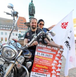 Biker trommeln für Krebshilfe in Freiberg - Kati Hofmann von den Motorradfreunden Nossen und Kenneth Hädecke für den Verein "Rock um zu helfen" organisieren das Benefiz-Biker-Treffen auf dem Freiberger Obermarkt. 