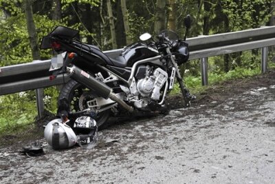 Bikerausfahrt endet im Krankenhaus - Bei einer Bikerausfahrt im Erzgebirge sind am Donnerstag vier Menschen verletzt worden.