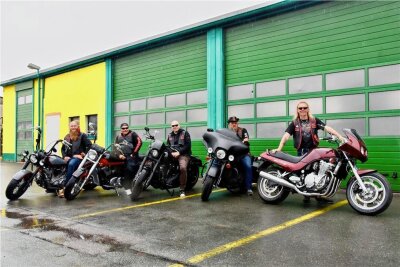 Bikertreffen in Wolkenburg: Mit knatternden Motoren an die Mulde - Ein paar der Biker des Limbacher Clubs um Vereinschef Tommy Wetzel (rechts). 