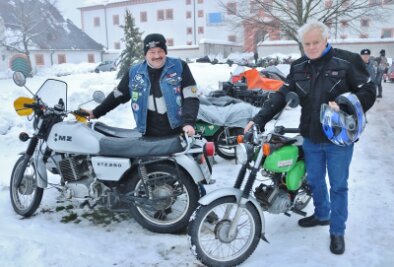 Bikertreffen ohne Wintertreffen - Das Wintertreffen wurde abgesagt. Dennoch rückten Jörg Hinzsch aus Altenburg (l.) mit einem ETZ 250-Gespann und Jörg Thiele aus Bärenstein mit der S 51 an. Sie lernten sich 1987 auf dem Treffen kennen und treffen sich seitdem jedes Jahr. 