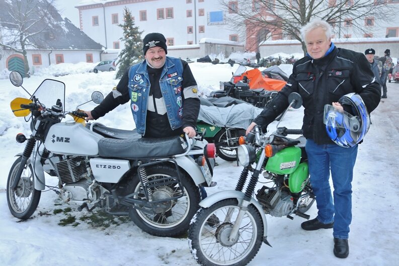 Bikertreffen ohne Wintertreffen - Das Wintertreffen wurde abgesagt. Dennoch rückten Jörg Hinzsch aus Altenburg (l.) mit einem ETZ 250-Gespann und Jörg Thiele aus Bärenstein mit der S 51 an. Sie lernten sich 1987 auf dem Treffen kennen und treffen sich seitdem jedes Jahr. 