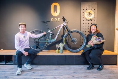 Bikes und Blumen: Erzgebirger eröffnen Geschäft am Fichtelberg - Steven Busch hat mit "Ore Bicycles" eine eigene Fahrradmarke auf den Markt gebracht. Melanie Duske ist mit Trockenblumensträußen erfolgreich. Zusammen betreiben sie nun ein Geschäft in Oberwiesenthal. 
