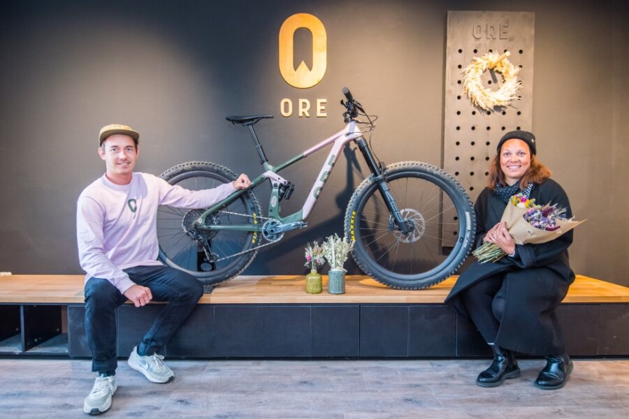 Bikes und Blumen: Erzgebirger eröffnen Geschäft am Fichtelberg - Steven Busch hat mit "Ore Bicycles" eine eigene Fahrradmarke auf den Markt gebracht. Melanie Duske ist mit Trockenblumensträußen erfolgreich. Zusammen betreiben sie nun ein Geschäft in Oberwiesenthal. 