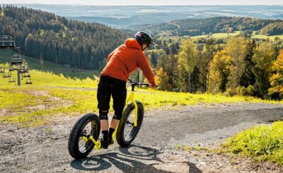 Bikewelt Schöneck rüstet auf: Jetzt kommen die Monsterroller - Monsterroller können ab 2023 an der Hohen Reuth ausgeliehen werden. Eine eigens für sie angelegte Strecke ergänzt das Angebot der Bikewelt.