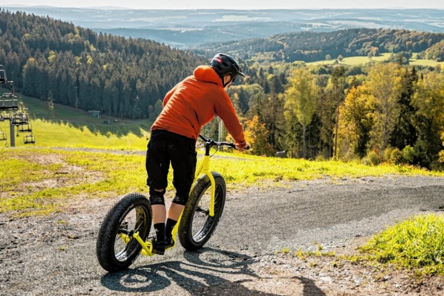 Bikewelt Schöneck rüstet auf: Jetzt kommen die Monsterroller - Monsterroller können ab 2023 an der Hohen Reuth ausgeliehen werden. Eine eigens für sie angelegte Strecke ergänzt das Angebot der Bikewelt.