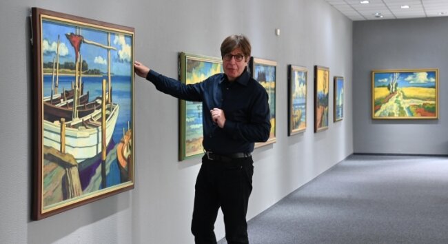 Bilder der Ruhe und der Harmonie - Bernd Weise in seiner Galerie Weise in der Ausstellung mit Arbeiten von Peter Schettler. 