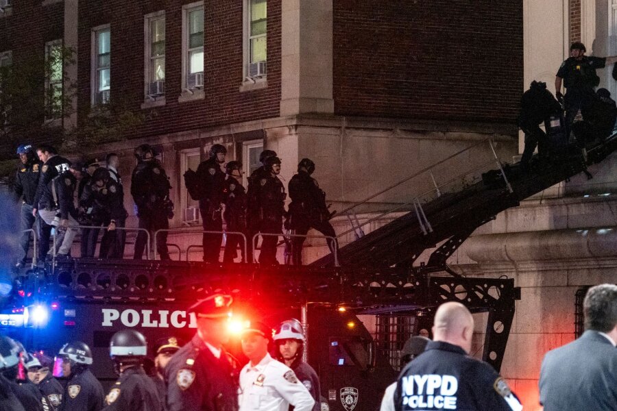Bilder des Tages vom 01.05.2024 - Polizisten dringen in das obere Stockwerk der Hamilton Hall auf dem Campus der Columbia University in New York ein, um die Besetzung durch pro-palästinensische Studenten zu beenden.