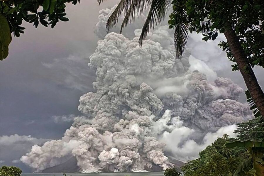 Bilder des Tages vom 01.05.2024 - Der indonesische Vulkan Mount Ruang brach zum zweiten Mal innerhalb von zwei Wochen aus und schleuderte Asche fast 2 Kilometer hoch in den Himmel.