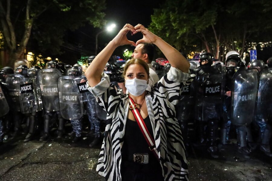 Bilder des Tages vom 01.05.2024 - Es kam zu Zusammenstößen zwischen der Polizei und Demonstranten, die gegen ein neues Gesetz protestierten, mit dem ausländischer Einfluss verfolgt werden soll und das die Opposition als von Russland inspiriert bezeichnet.