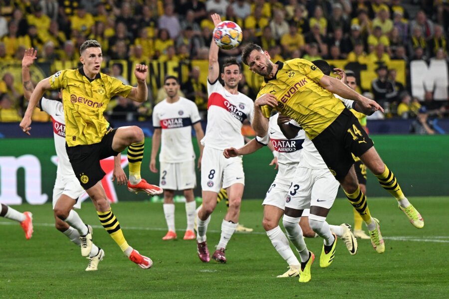 Bilder des Tages vom 01.05.2024 - Dortmunds Niclas Füllkrug (r) kommt zum Kopfball - er erziehlt gegen Paris Saint-Germain das entscheidende Tor in der Champions League.