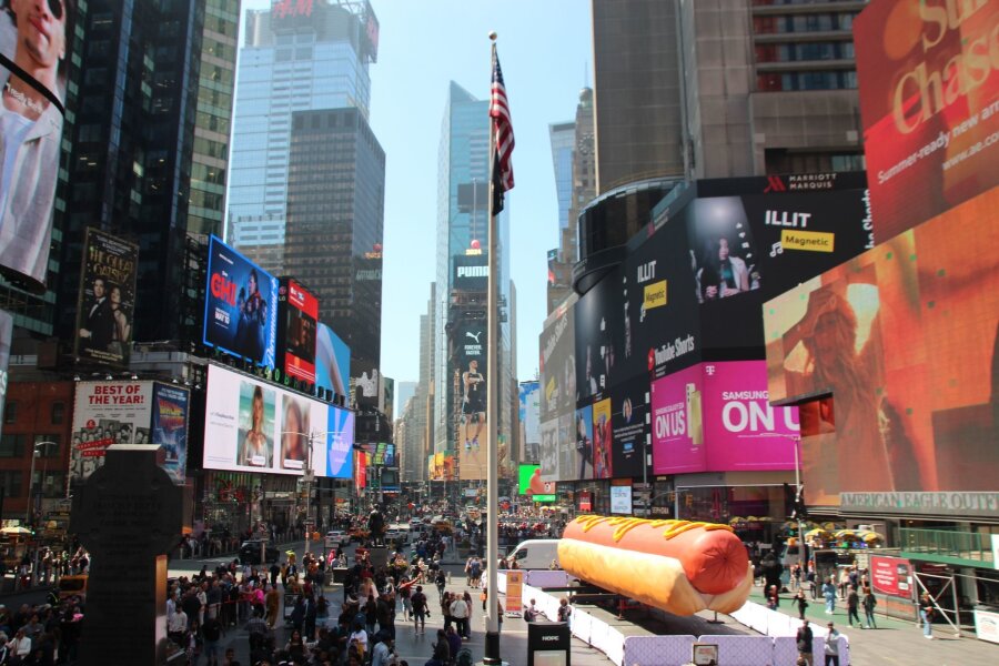 Bilder des Tages vom 02.05.2024 - Guten Appetit: Mitten auf dem New Yorker Times Square steht jetzt ein Riesen-Hotdog. Das Kunstwerk des US-Duos Jen Catron und Paul Outlaw entwickelte sich schon kurz nach dem Aufstellen zum Magnet für Selfies Dutzender Menschen.