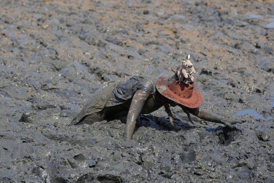 Bilder des Tages vom 02.06.2024 - Ganz schön viel Schlamm: In Maldon in Großbritannien findet die jährliche Wohltätigkeitsveranstaltung "Maldon Mud Race" statt, bei der die Teilnehmer das Flussbett des Blackwater überwinden müssen.