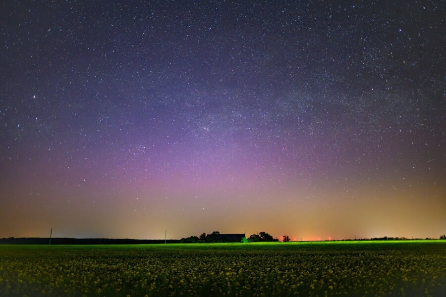 Bilder des Tages vom 03.05.2024 - Lila leuchtet ein Polarlicht am Nachthimmel im Landkreis Märkisch-Oderland in Ostbrandenburg. Dieses Nordlicht (Aurora borealis) wurden durch eine Wolke elektrisch geladener Teilchen eines Sonnensturms in der Erdatmosphäre erzeugt.