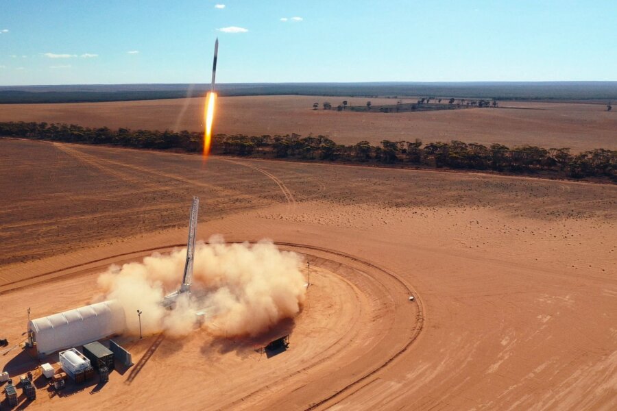 Bilder des Tages vom 03.05.2024 - Ein deutsches Start-up hat eine zwölf Meter lange Rakete entwickelt, die quasi mit Kerzenwachs fliegt. Nun wurde sie in Australien getestet.