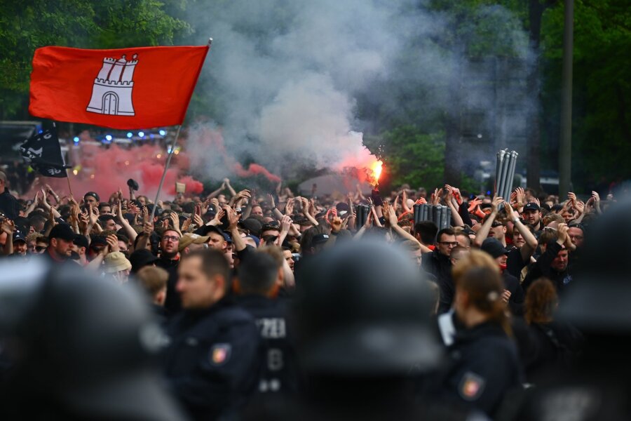 Bilder des Tages vom 03.05.2024 - Anhänger des FC St. Pauli nehmen anlässlich des Derbys gegen den Hamburger SV an einem Fanmarsch teil. Dabei kommt auch Pyrotechnik zum Einsatz, wie auf diesem Bild zu sehen ist.