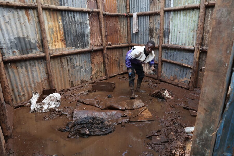 Bilder des Tages vom 03.05.2024 - Kenia: Ein Bewohner des Mathare-Slums sammelt Gegenstände aus dem Schlamm ein, bevor er in eine Notunterkunft evakuiert wird.