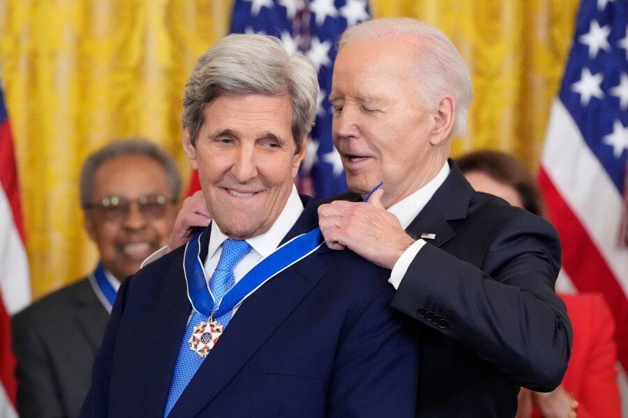 Bilder des Tages vom 03.05.2024 - US-Präsident Joe Biden verleiht die höchste zivile Auszeichnung der Nation, die Presidential Medal of Freedom, an den ehemaligen US-Außenminister John Kerry.