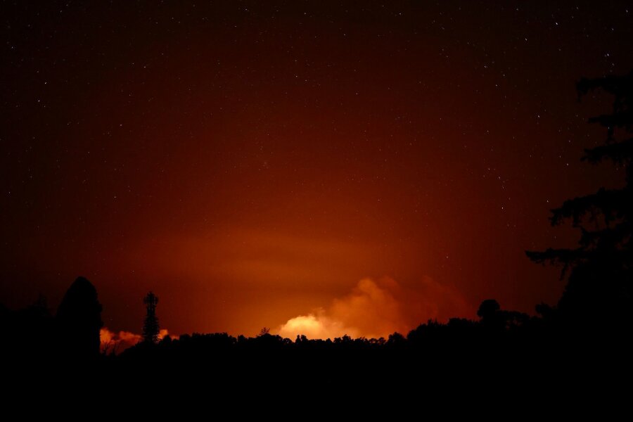 Bilder des Tages vom 03.06.2024 - Der Kilauea Vulkan auf Hawaii ist in einem Gebiet ausgebrochen, in dem es vor einem halben Jahrhundert die letzte Eruption gab.