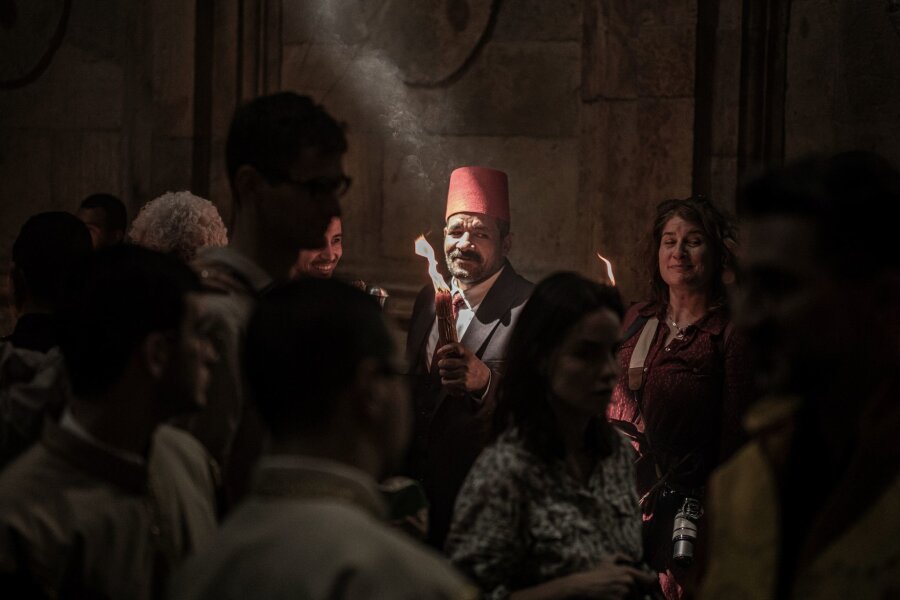 Bilder des Tages vom 04.05.2024 - In der Grabeskirche in Jerusalems Altstadt findet die Zeremonie des Heiligen Feuers statt. Dort versammeln sich orthodoxe Christen, so wie diese Teilnehmer.