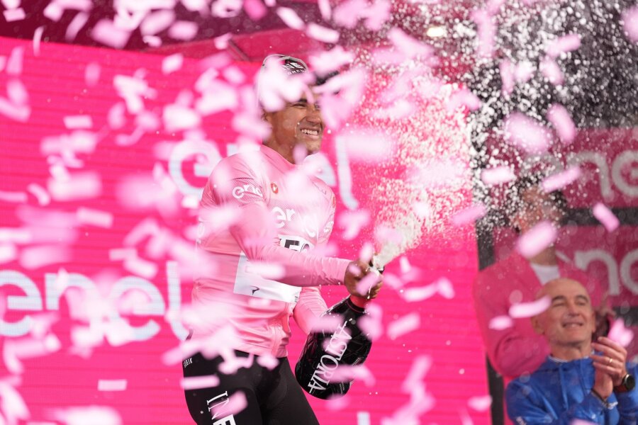 Bilder des Tages vom 04.05.2024 - So sehen Sieger aus: Jhonatan Narváez aus Ecuador freut sich auf dem Podium über seinen Erfolg auf der ersten Etappe des Giro d'Italia von Venaria Reale nach Turin.