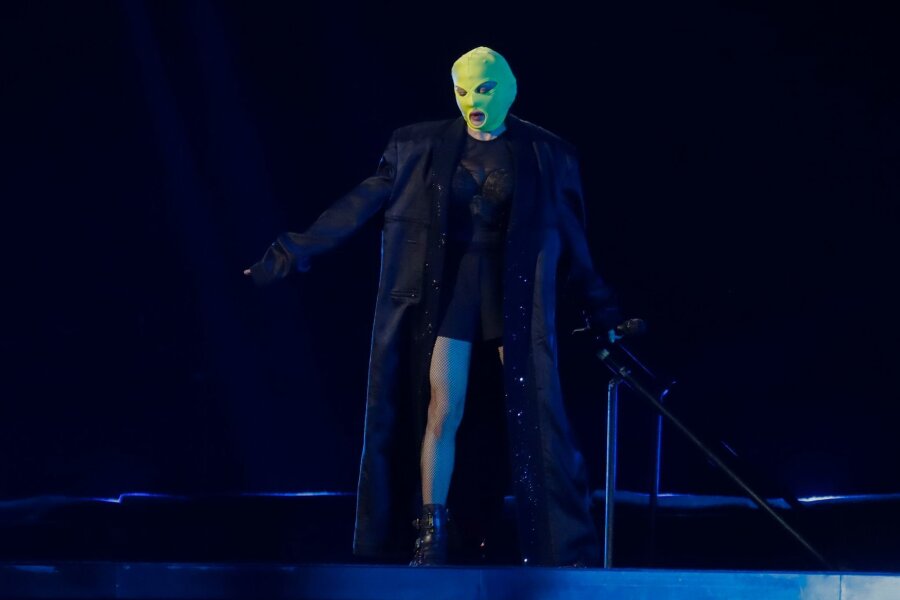 Bilder des Tages vom 04.05.2024 - Madonna probt in einer Maske für die The Celebration Tour in Rio de Janeiro, Brasilien.