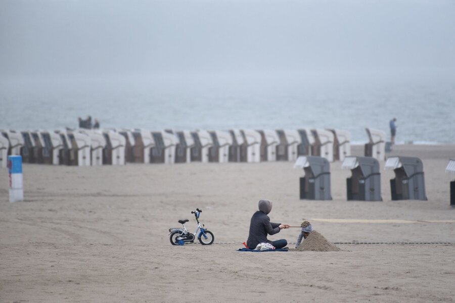 Bilder des Tages vom 04.05.2024 - Das Sommerwetter macht eine Pause: Nur wenige Menschen sind am Warnemünder Strand.