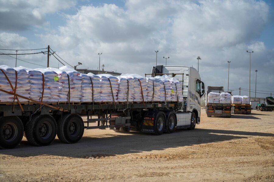 Bilder des Tages vom 05.05.2024 - Große Laster überqueren den Grenzübergang Erez, um humanitäre Hilfe in den Gazastreifen zu bringen.