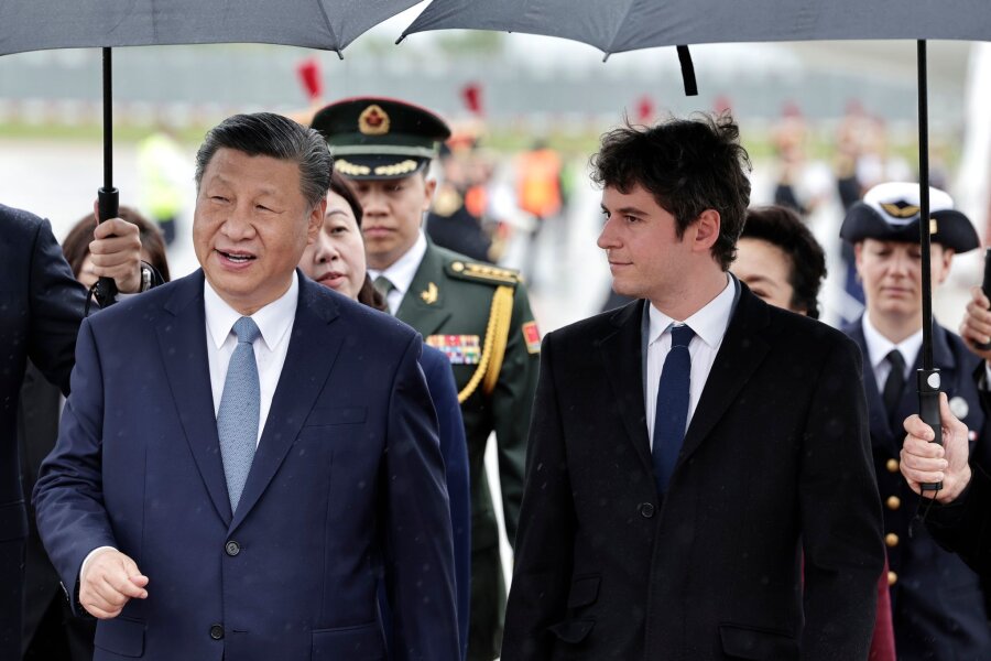 Bilder des Tages vom 05.05.2024 - Staatsbesuch in Frankreich: Xi Jinping, Präsident von China, wird am Flughafen in Orly vom französischen Premierminister Gabriel Attal empfangen.
