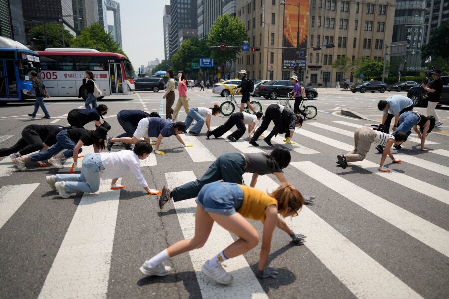 Bilder des Tages vom 05.06.2024 - Was ist denn hier los? Einsatz für Rechte von Tieren: Mitglieder einer Umweltgruppe und Tänzer überqueren auf allen vieren eine Straße in Seoul während einer Kampagne zum Weltumwelttag.