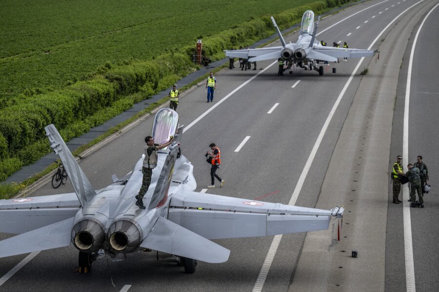Bilder des Tages vom 05.06.2024 - Zwei Kampfflugzeuge auf dem Autobahnabschnitt A1 in Payerne in der Schweiz: Seit den 70er Jahren sperrt die Luftwaffe regelmäßig Autobahnabschnitte um Übungsmanöver durchzuführen.
