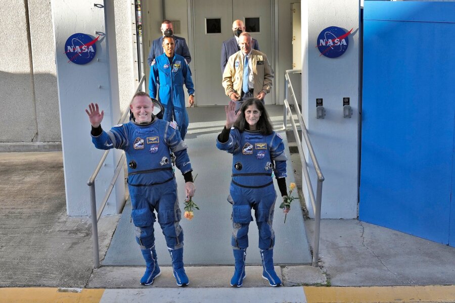 Bilder des Tages vom 05.06.2024 - Die Nasa-Astronauten Butch Wilmore (l) und Suni Williams verabschieden sich und begeben sich zur Startrampe im Space Launch Complex 41 in Cape Canaveral, Florida. Von dort sollen sie mit der Boeing Starliner-Kapsel zur internationalen Raumstation abheben.