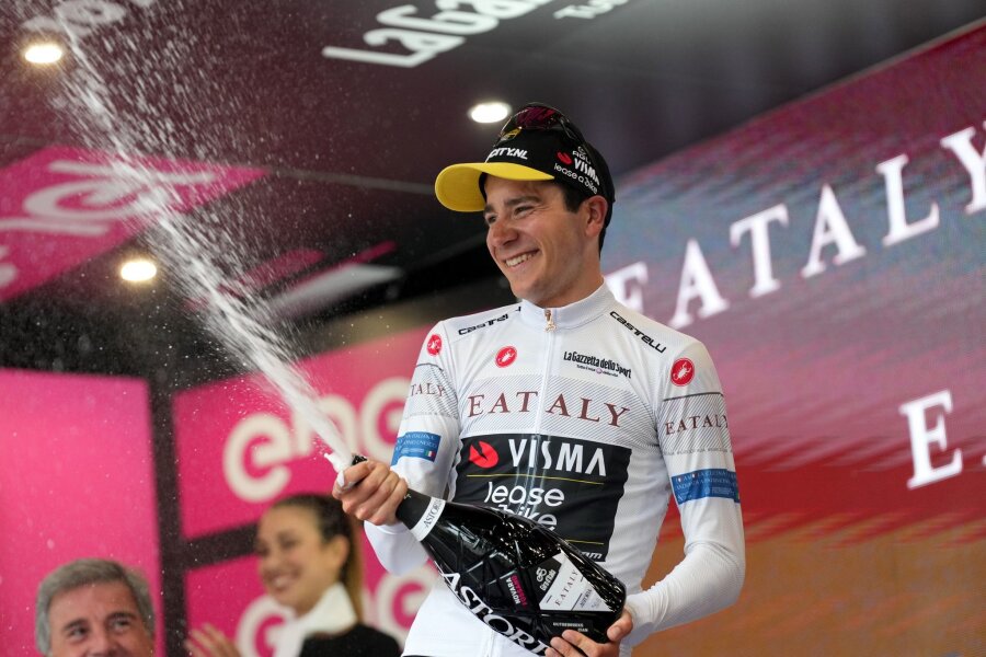 Bilder des Tages vom 06.05.2024 - Da freut sich jemand: Cian Uijtdebroeks aus Belgien feiert seinen Sieg auf dem Podium am Ende der 3. Etappe des Giro d'Italia von Novara nach Fossano.