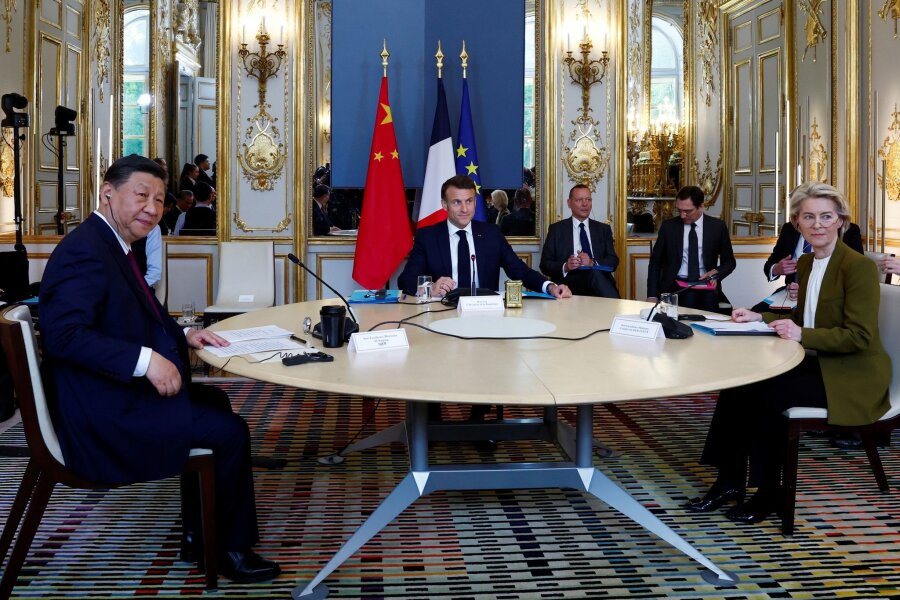 Bilder des Tages vom 06.05.2024 - Der französische Präsident Emmanuel Macron (M), Chinas Präsident Xi Jinping (l) und die Präsidentin der Europäischen Kommission Ursula von der Leyen nehmen an einem trilateralen Treffen im Elysee-Palast in Paris teil.